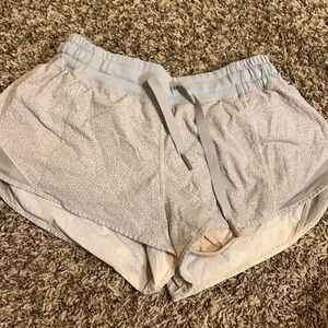 Lulu lemon leggings, slight makeup stain. No tag, but is a size 4